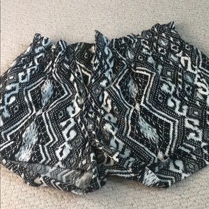 American eagle black and white shorts